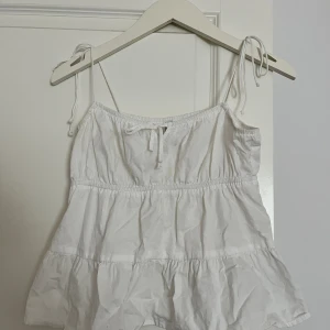 Söt volang topp  - En vit jätte söt volang topp som ej kommer till användning🤍