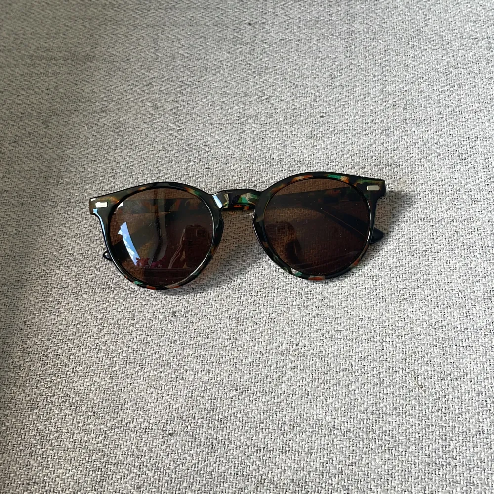 Ett par solglasögon som är grön,brun och svarta kommer tyvärr inte ihåg vart de är ifrån men typ Lindex. De är jätte snygga för barn ❤️.. Accessoarer.