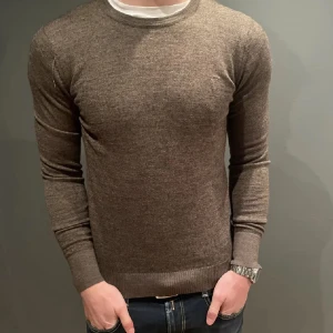 Riktigt snygg långärmad - Säljer nu denna sjukt snygga tröja från Bruun & Stengade i grymt bra skick. Den är i storlek S. Referens- killen på bilden är 180 och väger 67 kg! Hör gärna av dig vid frågor och funderingar