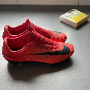 Nike mercurial - Nike mercurial köpta för 1750. Kan inte andvända det längre för storleken är för liten. Dem är i bra skick men har litet hål i sulan.
