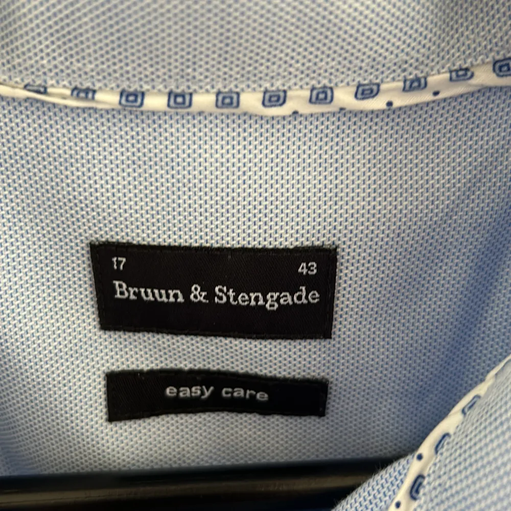 Helt ny aldrig använd Bruun o Stengade skjorta  Nypris: 900kr. Skjortor.