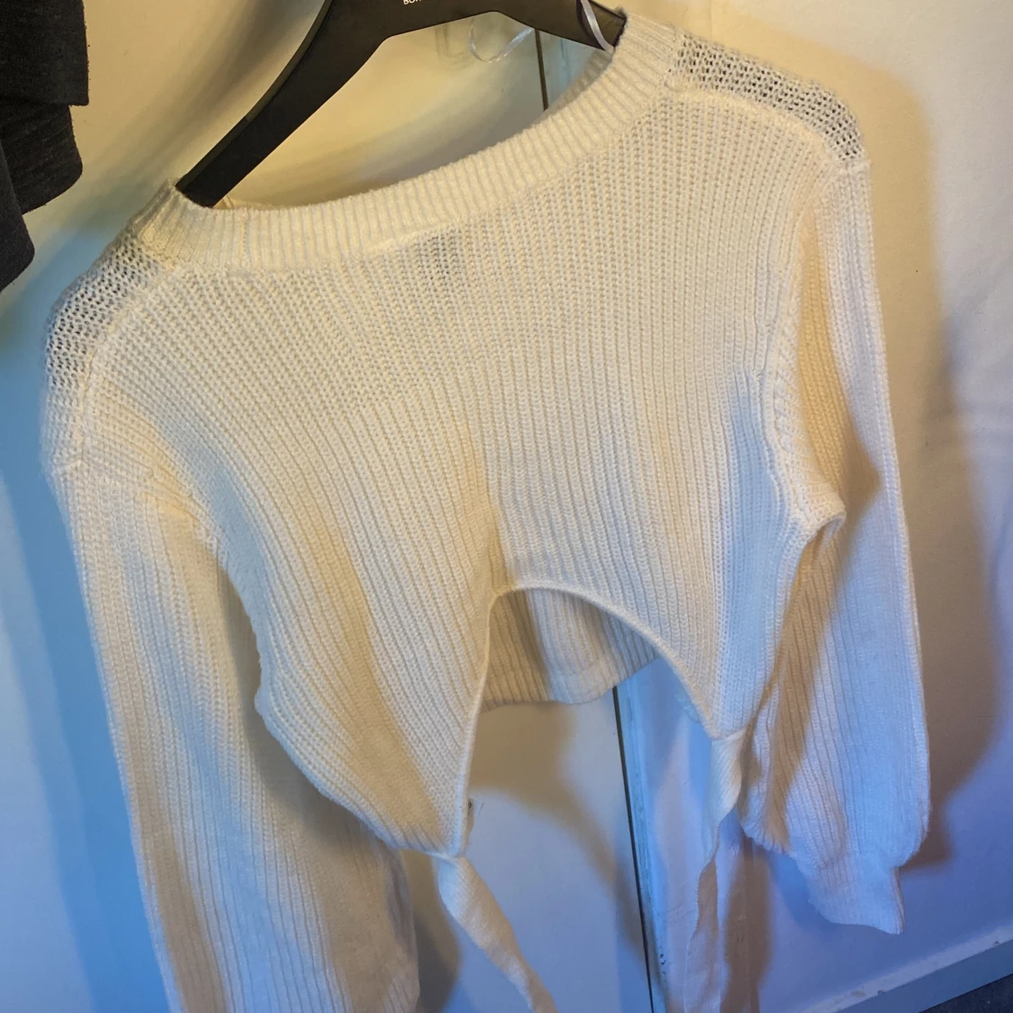 Lång stickad tröja med öppen rygg  - 90