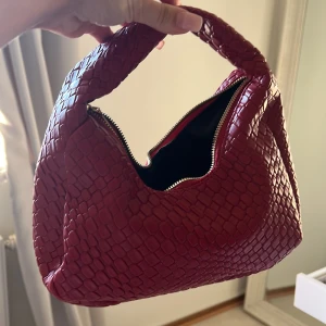 Röd väska - Helt ny, köptes i spanien ❤️