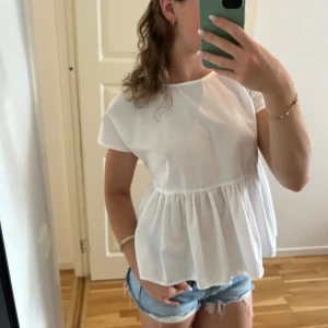 Blus från Vila💕 - Säljer denna oanvända blusen från Vila i storlek 36💕