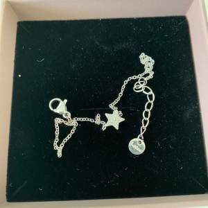 Super gulligt stjärnarmband i silver från en butik i Grekland. Knappt använd och i bra skicka. Kan postas idag! Skriv vid funderingar☺️