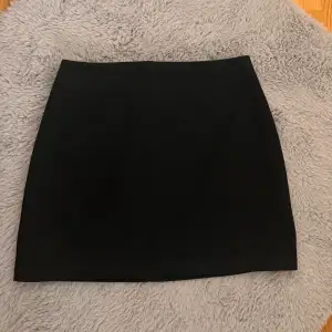 Svart kjol från H&M. Använd en gång