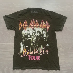 Urban Outfitters T-shirt - Tja! Säljer min Urban Outfitters T-shirt köpt i New York. Använd en gång och är i perfekt cond! Kan alltid förhandla fram ett pris! 