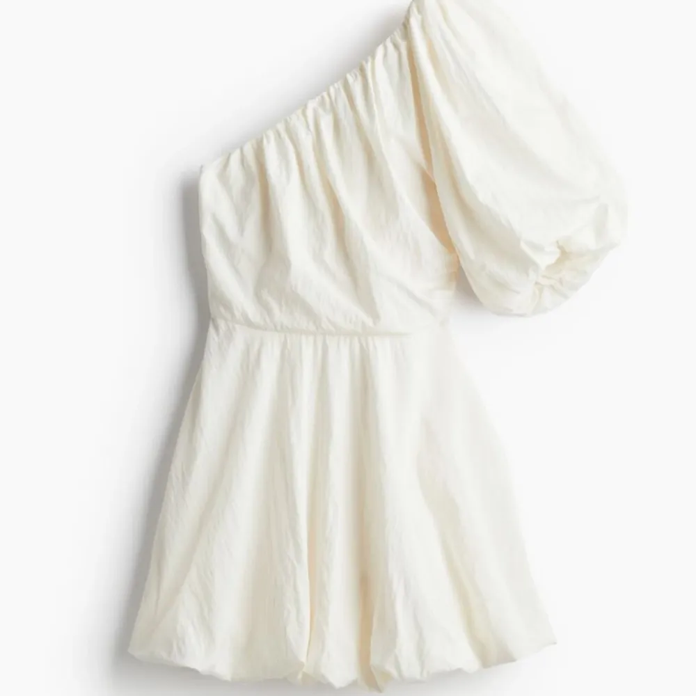 Funderar på att sälja denna populära klänningen från hm som är helt slutsåld då jag har så många vit klänning nu och inte riktigt får användning av alla. Oanvänd med prislapp kvar💞. Klänningar.