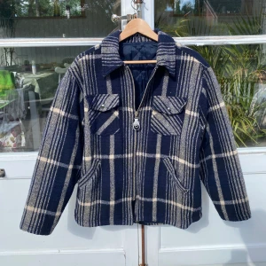 Mönstrad Croppad Jacka  - Hej, säljer en sjukt snygg unbranded jacka. Stilen är likt Kapital i stuket. Croppad med Boxy passform. Storlek S men passar m . Vintage så använd mycket men i okej skick. Finns defekter, bland annat hål i fickor. Kvalitativ, varm & fodrad inuti. Utstickande och att stylea. Pris kan diskuteras. Hör av dig!