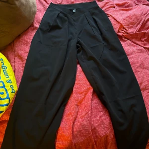 ”Finbyxor” / konstymbyxor  - Dessa byxor är använda 1 gång (nät jag testade dem). Byxorna har inget tecken på användning. Byxorna är från Shein och är köpta för ca 1 år sedan. Byxorna är i M/36. Dessa byxor är ett par kostymbyxor men är lite extra vida längst benen. Passar alla.