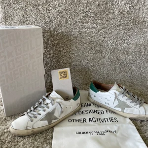 Golden goose skor - Säljer nu mina sjukt snygga Golden goose skor. Skicket på skorna är galet bra förutom två silver bokstäver som saknas, men inget man tänker på när de är på. Köpt för runt 5200 kr, allt ingår box pose och kvitto kort. Tvecka inte på att höra av dig!!