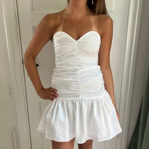 Vit sommarklänning - (Inte mina bilder❤️)Så sjukt fin, i silkes material, jag är 163 och har vanligtvis S