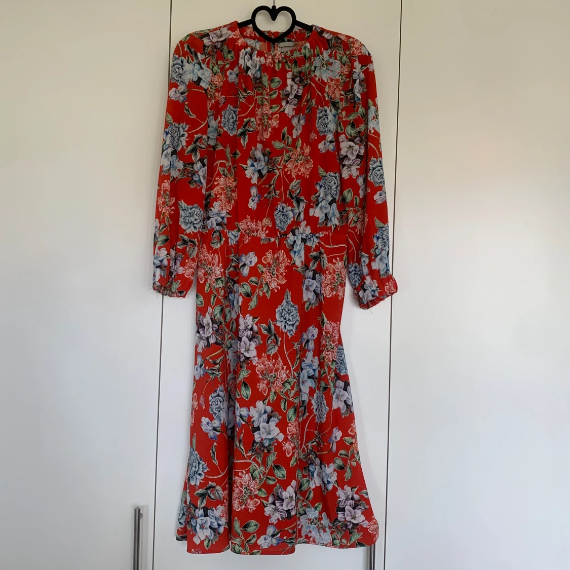 Röd blommig klänning 