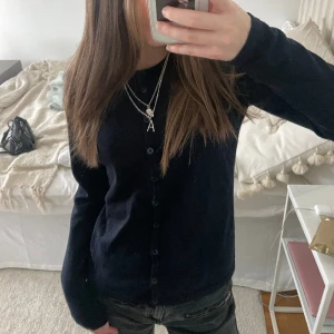 Kofta  - Så snygg marinblå kofta! Knappt använd därav att den säljs🫶🏽