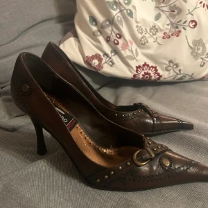 Vintage klackar från barcelona🥰  - Coola retro klackar från 80 talet!!! Fantastiskt snygga och unika!🤭 2000 kr när de köptes🥰