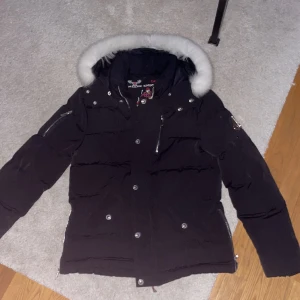 Moose knuckles jacka - Säljer min Moose Knuckles Jacka storlek M, köpte den för några månader sedan.  Kan tänka mig byta mot något annat tex skor , väska  