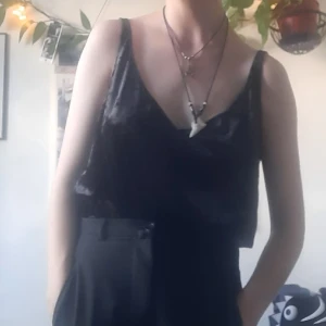 Svart siden topp - Svart siden linne från H&M♤