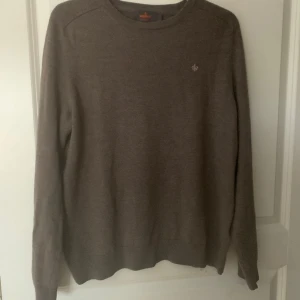 Morris  - Morris merino Oneck Säljer denna då min mamma råkade tvätta den så den blev alldeles för liten, det så XL men jag skulle säga att passformen är mer L till tillochmed S bero på hur tight man vill ha den.  Den är i nyskick Pris kan diskuteras