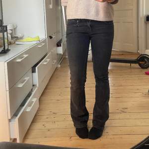 Säljer mina zara Low waist bootcut jeans som inte längre säljs! Bra skick❤️