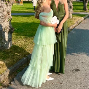 Balklänning - Säljer min balklänning från lace and beads UK 😍 Den är i nyskick och är endast använd en kväll! Har resor i ryggen och anpassar sig efter kroppen 🤌🏽 Nypris 1600 kr (ink tull o moms) men jag säljer den för 750! st XS men större i storleken, är 167 cm