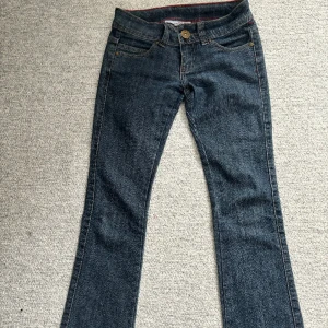 Low waist jeans - Nyskick, low waist straghit jeans        Säljer för att dem var lite små för mig⭐️⭐️  Storlek passar både xs och s (34 och 32)