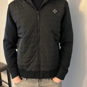J.Lindeberg Cardigan - Jag säljer denna snygga J.Lindeberg cardigan. Jackan är helt ny! Storleken är L men passar även M. Taggen finns kvar! Jackan kostar nypris ca 3200kr
