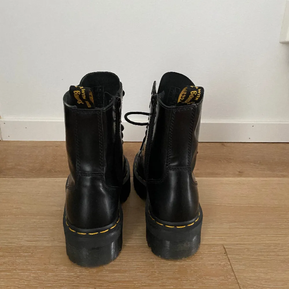 Säljer dessa Dr. Martens! Dom är som i nyskick! . Skor.