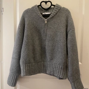 Stickad sip-up - Säljer denna stickade Sipup från Zara. Storlek L men är liten i storleken så skulle säga M. Säljer pågrund av att den inte används🥰 nypris 560kr säljer för 450kr