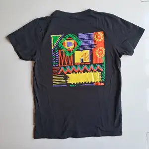 Varumärke: Mtv Produkt:T-Shirt  Material: 100% bomull  Storlek: L Färg: Svart Kondition: Ok Begagnat skick  Mått: L: 67cm B: 50cm Kön: Herr/Unisex  