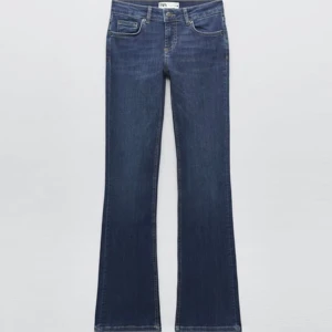 Lågmidjade Jeans Zara - Säljer dessa helt nya jeans från zara då jag har fler. De är i nyskick / inga tecken på användning.  Slutsålda och finns inte längre på deras hemsida. Hör av er vid frågor eller tryck gärna på köp nu 💓😊(FRI FRAKT)