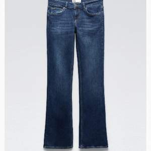 Fina low Rise jeans från zara i storlek 32, längden passar perfekt för dig som är 160. Nyskick aldrig använt!💕😊