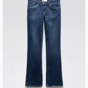 The low Rise slum bootcut jeans  - Fina low Rise jeans från zara i storlek 32, längden passar perfekt för dig som är 160. Nyskick aldrig använt!💕😊