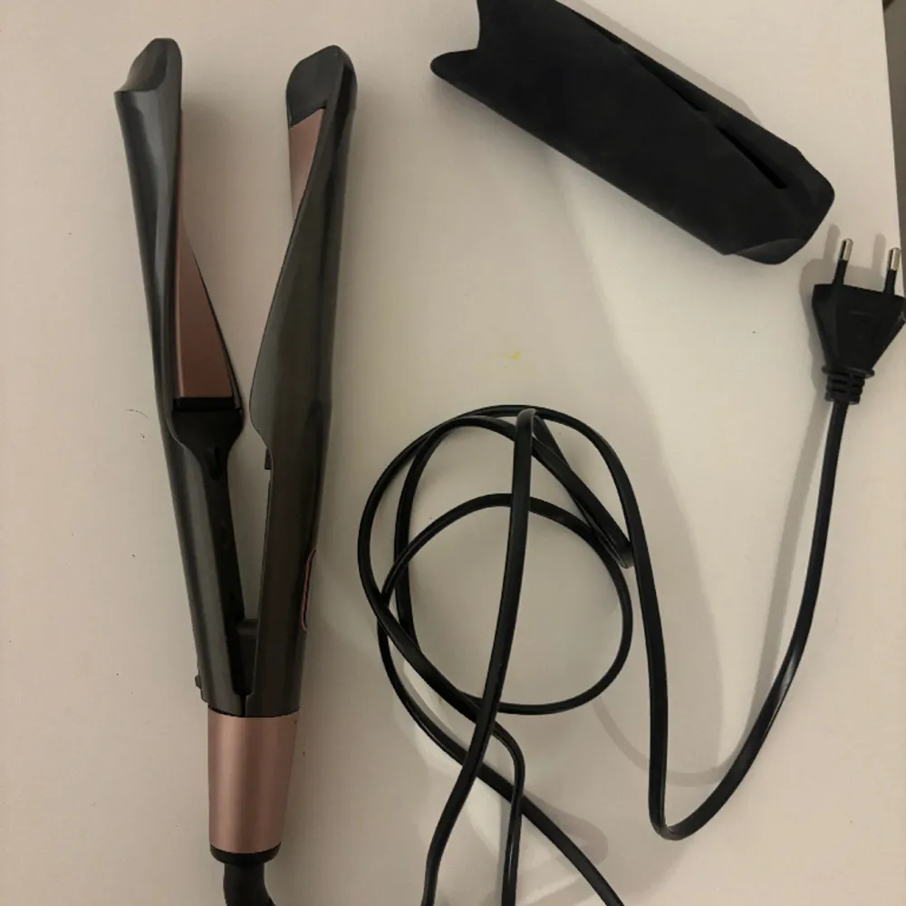 Säljer denna plattången från remington. Den går att både locka och platta med. Funkar superbra men säljer då jag har köpt en ny plattång. Plattången köpte jag för ca drygt 1 år sedan och den funkar super!. Muu.