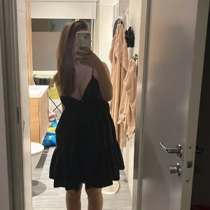 Svart zara klänning🖤 - säljer min fina fina zara klänning för den är för liten ,är i storlek xs 🩷bara att trycka på köp nu! 