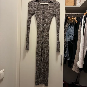 Klänning - Lång klänning, använd typ 2-3ggr! Pris kan diskuteras vid snabb affär💖