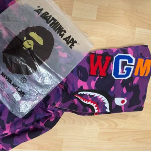 Bape Hoodie - Purple Bape Zip-up hoodie Aldrig använt❌ Tags och påse kommer med✅ Storlek L (passar även M) 