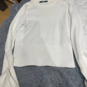 stickad tröja  - fläcken är smink så går bort i tvätten, men därav priset ändå.