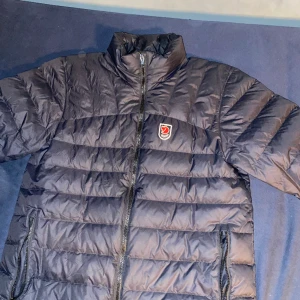 Fjällräven jacka - Jätte bra skick 9/10 använd fåtal gånger. Säljer pga att jag inte använder den längre. Nypris 3700 mitt pris 1600. Skriv gärna om ni har frågor
