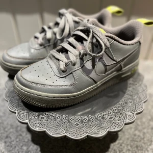Nike Air Force 1 - Säljer mina air force 1 pga att dom inte passar längre. Storlek 35,5 Skick näst intill nyskick Skriv för mer information.