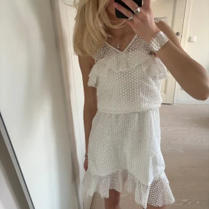 Studentklänning  - Så sjukt snygg klänning från Linn Ahlborg x Nakd💕 köptes till studenten men kom inte till användning då jag hade en annan klänning🥰