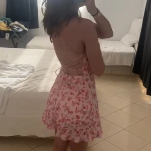 Så söt klänning  - Jag älskar denna klänningen den är så gullig men känner mig inte så bekväm i att ha den själv så därför säljer jag den🥹Väldigt bra och lite tjockare material 💗💗