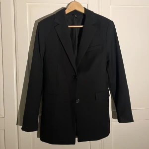 Blazer - Blazer/kavaj från HMs divided avdelning. Storlek XS, normal i storlek. Lätta axelvaddar. Mer dressad och inte så oversized.