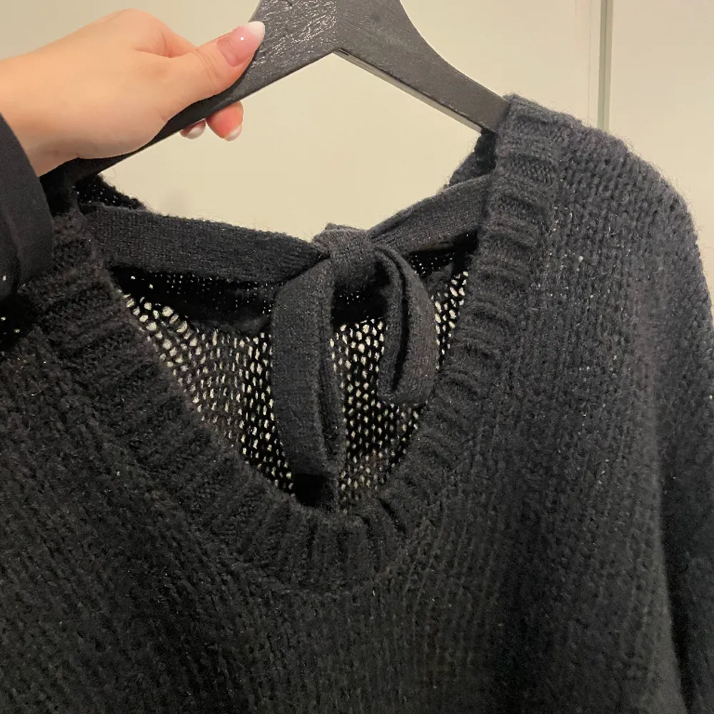 Stickad tröja från Kappahl med snygg detalj i ryggen. Inte använd så mkt, perfekt oversized stickad tröja ✨. Tröjor & Koftor.