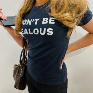 T-Shirt med tryck - T-shirt med trycket ”Don’t be jealous” i färgen mörkblå.💙🤍 Kommer i storlekarna S, M och L. 🫂🫂 Perfekt att matcha på studentflaket, en sleepover med tjejerna eller med din kille🙏🙏