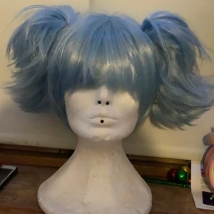 Blå peruk! - Nypris va 350kr men säljer den för 200kr!  Knappt använd!