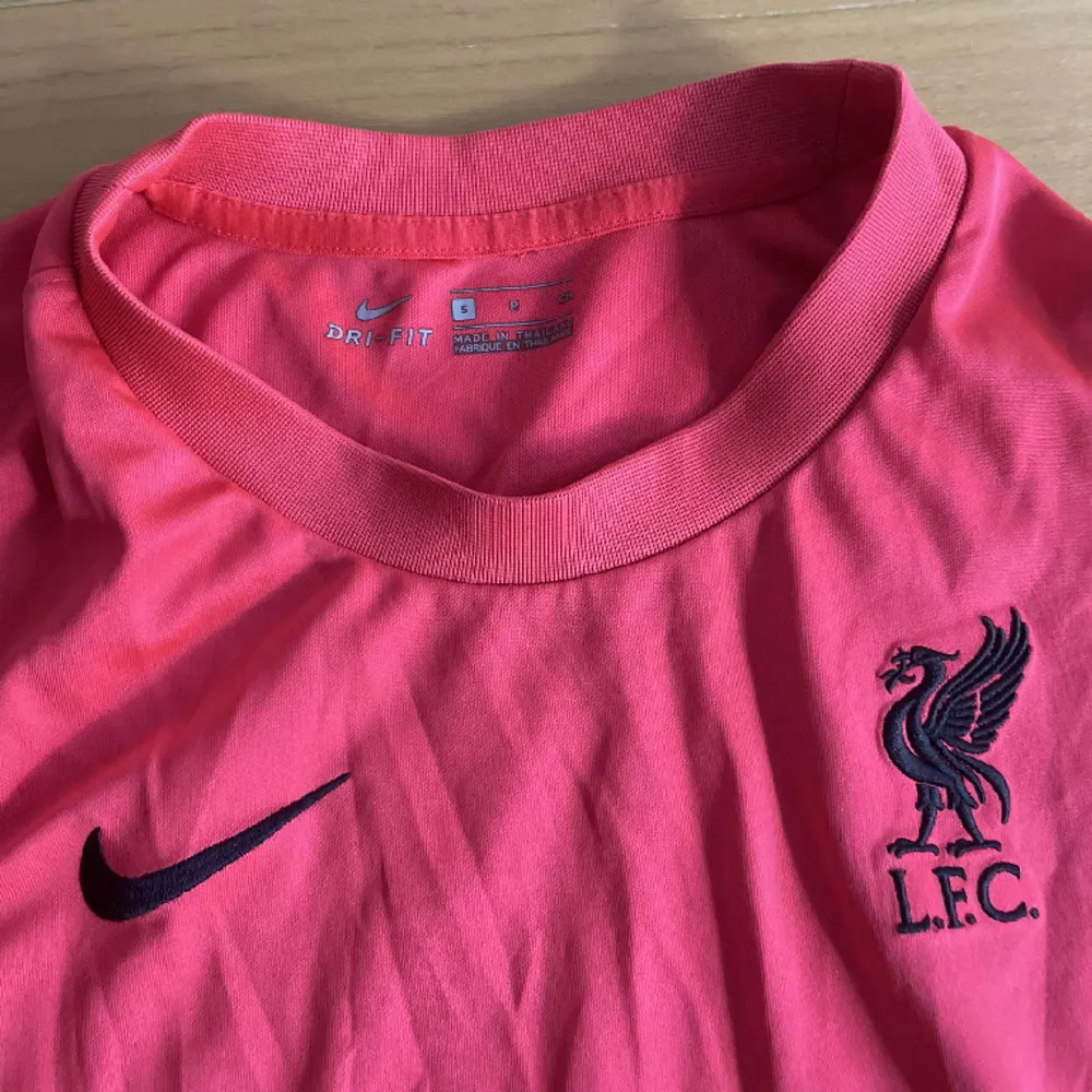 En jättefräsch Liverpool tröja passar perfekt till sommarn den är köpt från Nike har haft tröjan i lite mindre än en månad.nypris 800kr . T-shirts.
