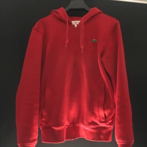 Lacoste kofta - Storlek xs, bra skick, har inte använt den på länge så säljer den nu, 