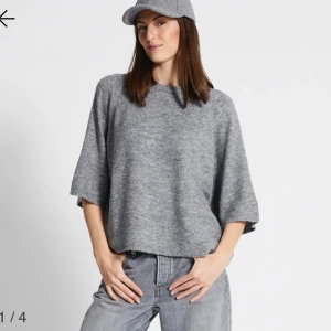 Stickad tshirt - Stickad tshirt som liknar den från &other stories och är slutsåld i de flesta affärer och på hemsidan. Använd en gång, men säljer då jag köpte fel storlek!