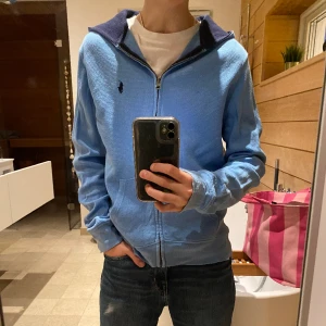 Polo Ralph lauren zip - Riktigt snygg polo Ralph lauren i perfekt skick🤩🤩. Han på bilden är 162. Storlek xs/14-16. Skriv om ni har några frågor.👍👍