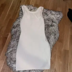 Jätte fin vit klänning som visar kurvor😻. Den är i stl xs! 